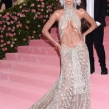 Emily Ratajkowski en la alfombra roja de la Gala MET 2019