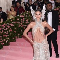 Emily Ratajkowski en la alfombra roja de la Gala MET 2019