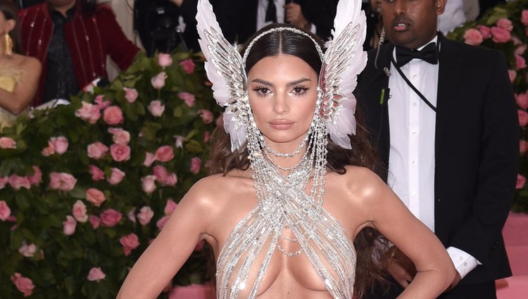 Emily Ratajkowski en la alfombra roja de la Gala MET 2019