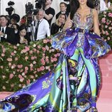 Dua Lipa en la alfombra roja de la Gala MET 2019