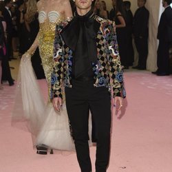 Darren Criss en la alfombra roja de la Gala MET 2019