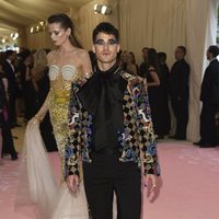 Darren Criss en la alfombra roja de la Gala MET 2019