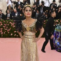 Salma Hayek en la alfombra roja de la Gala MET 2019