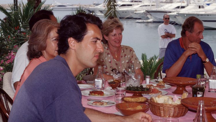 Los Reyes Juan Carlos y Sofía durante una comida familiar en Mallorca con Ana María de Grecia y Jaime de Marichalar