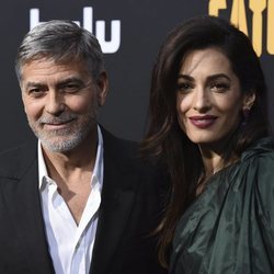 George Clooney y Amal Clooney en el estreno de la película 'Catch-22'