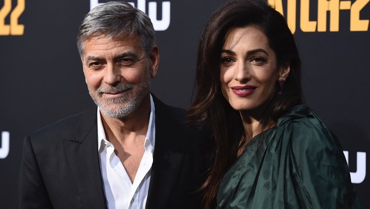 George Clooney y Amal Clooney en el estreno de la película 'Catch-22'