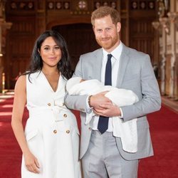 Los Duques de Sussex posando con su hijo Archie Harrison