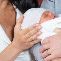 Foto oficial de Archie Harrison, primer hijo del Príncipe Harry y Meghan Markle dos días después de su nacimiento