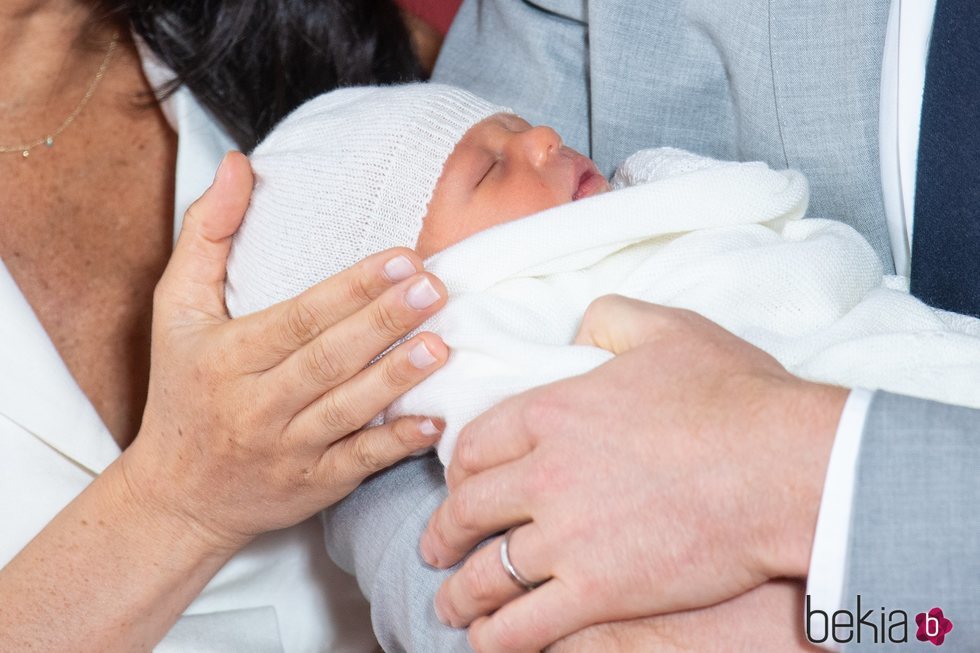 Foto oficial de Archie Harrison, primer hijo del Príncipe Harry y Meghan Markle dos días después de su nacimiento