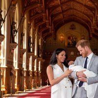 El Príncipe Harry y Meghan Markle mirando cariñosamente a su primer hijo recién nacido Archie Harrison