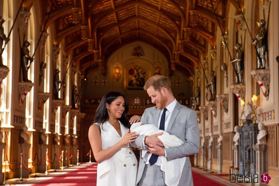 El Príncipe Harry y Meghan Markle mirando cariñosamente a su primer hijo recién nacido Archie Harrison