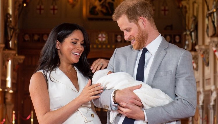 El Príncipe Harry y Meghan Markle mirando cariñosamente a su primer hijo recién nacido Archie Harrison