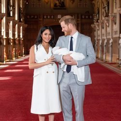 El Príncipe Harry mirando con ternura a Meghan Markle en su primera foto junto a su hijo Archie Harrison