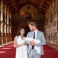 El Príncipe Harry mirando con ternura a Meghan Markle en su primera foto junto a su hijo Archie Harrison