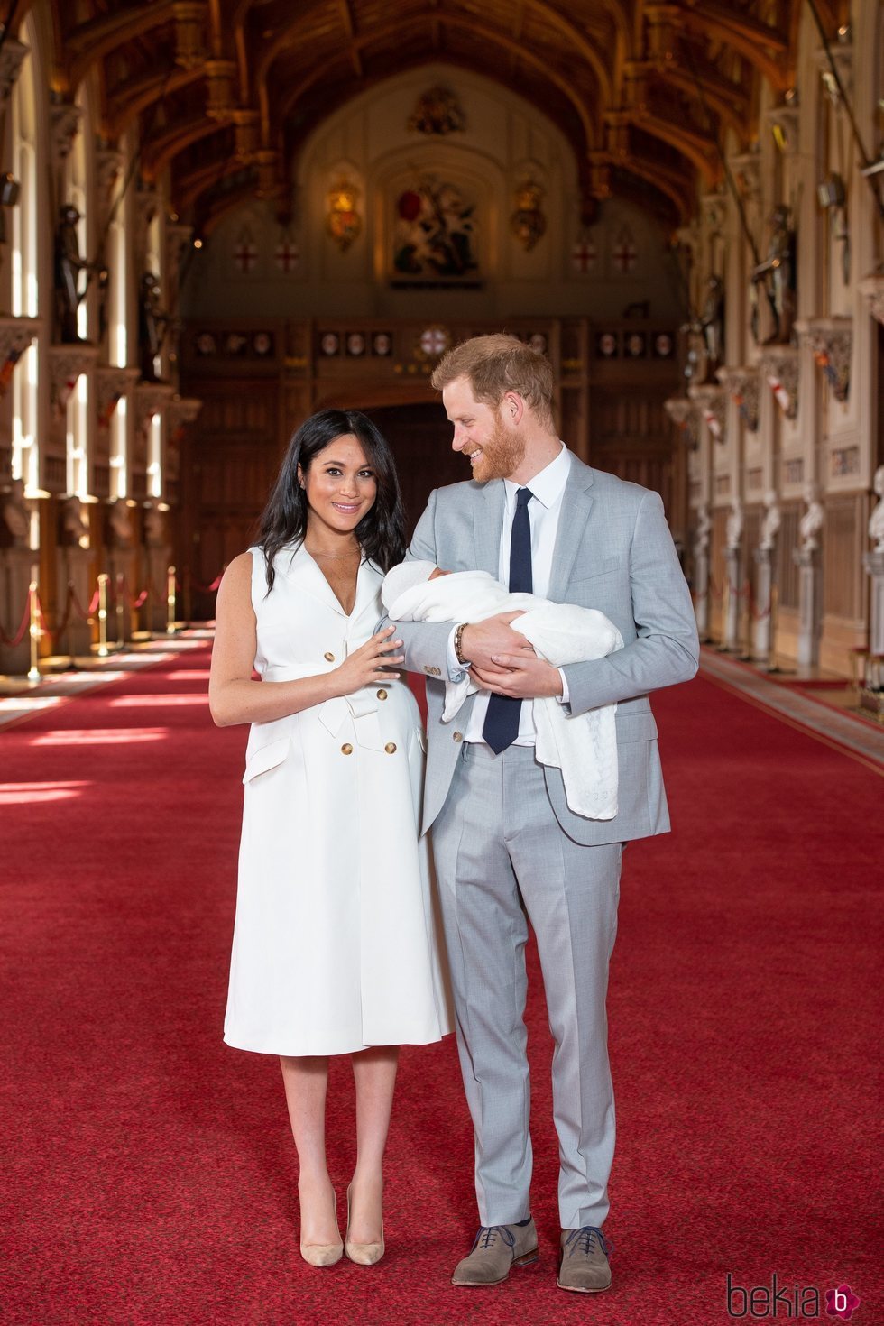 El Príncipe Harry mirando con ternura a Meghan Markle en su primera foto junto a su hijo Archie Harrison