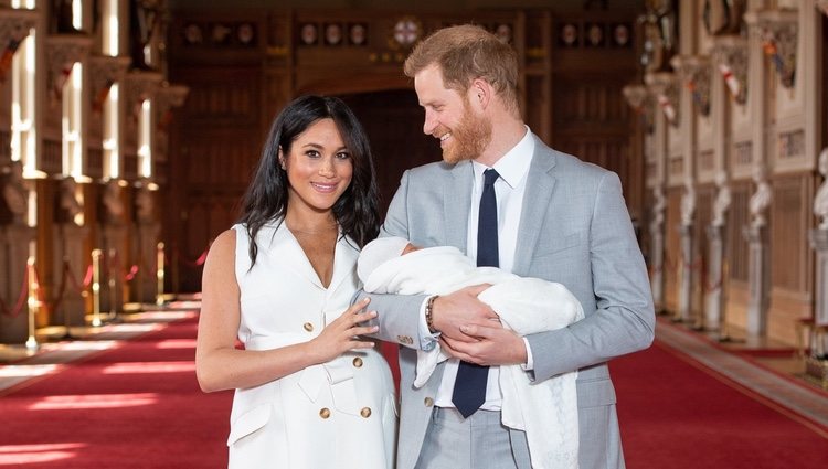 El Príncipe Harry mirando con ternura a Meghan Markle en su primera foto junto a su hijo Archie Harrison