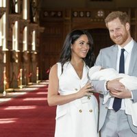 Meghan Markle mira con cariño al Príncipe Harry en la presentación de su primer hijo Archie Harrison