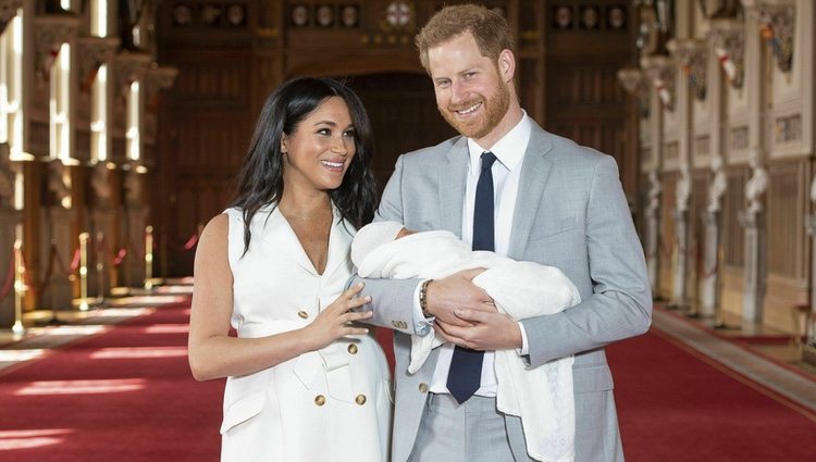 Meghan Markle mira con cariño al Príncipe Harry en la presentación de su primer hijo Archie Harrison