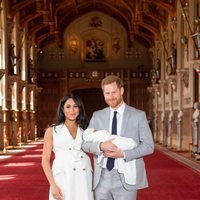 El Príncipe Harry y Meghan Markle con su primer hijo Archie Harrison en su presentación