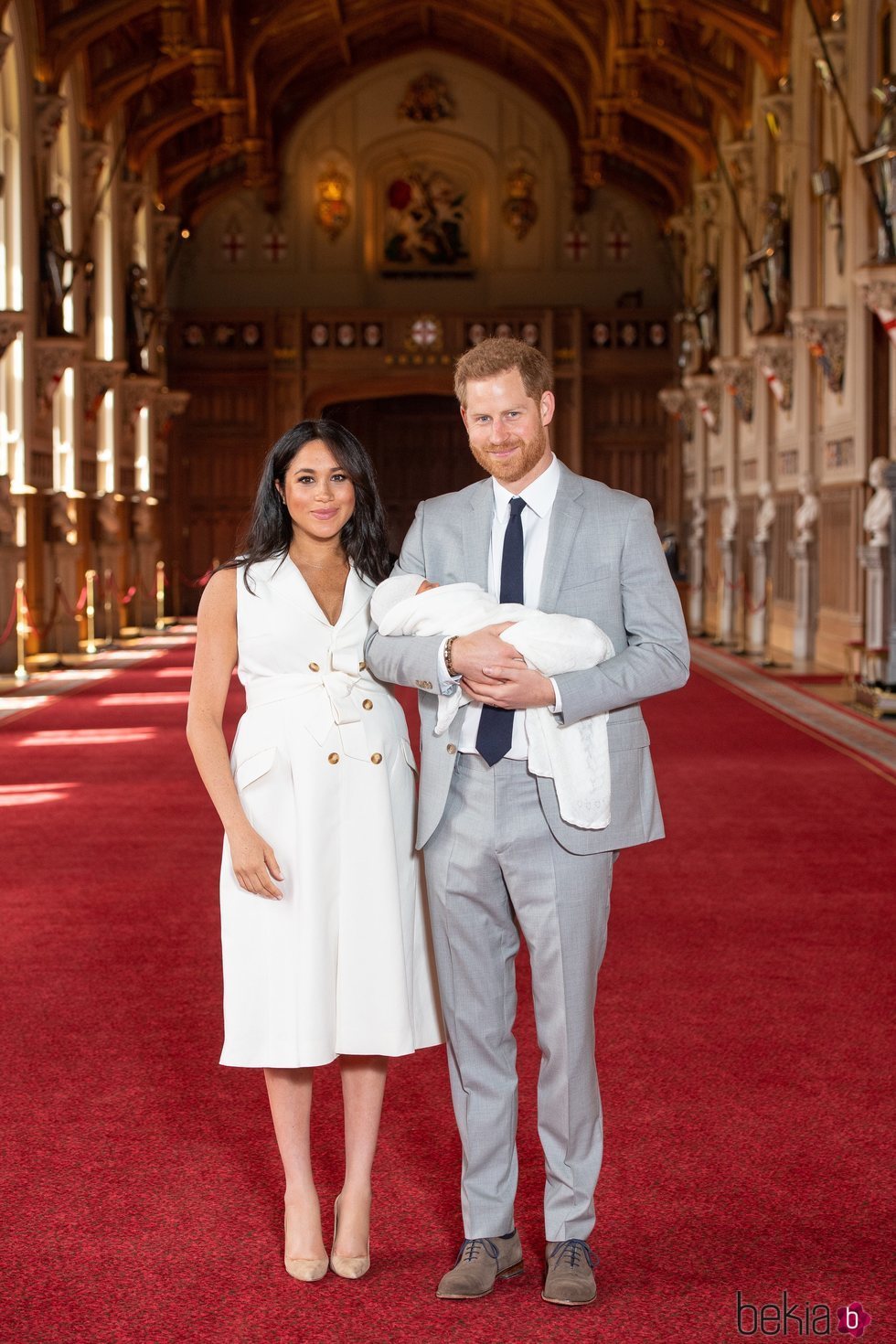 El Príncipe Harry y Meghan Markle con su primer hijo Archie Harrison en su presentación