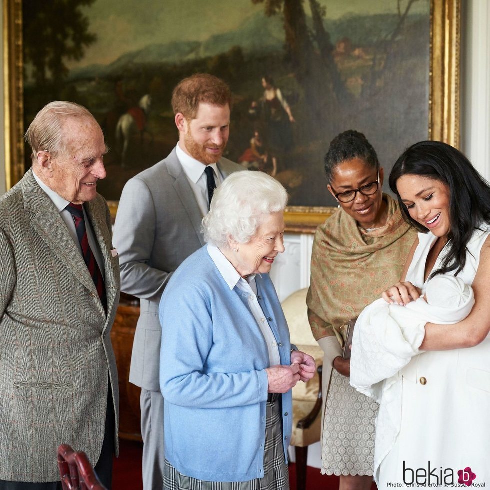 Los Duques de Sussex presentando a su hijo Archie Harrison a la Reina Isabel, el Duque de Edimburgo y Doria Ragland