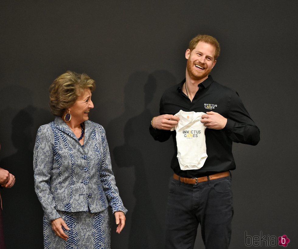 Margarita de Holanda hace un regalo al Príncipe Harry para Archie Harrison