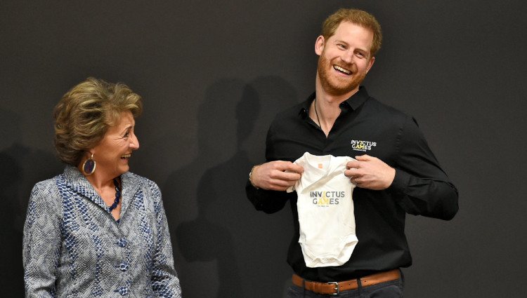 Margarita de Holanda hace un regalo al Príncipe Harry para Archie Harrison