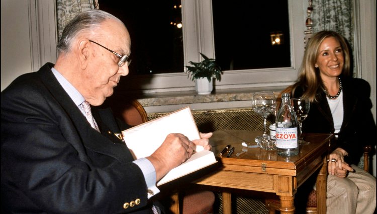 Camilo José Cela firmando un libro en presencia de Marina Castaño