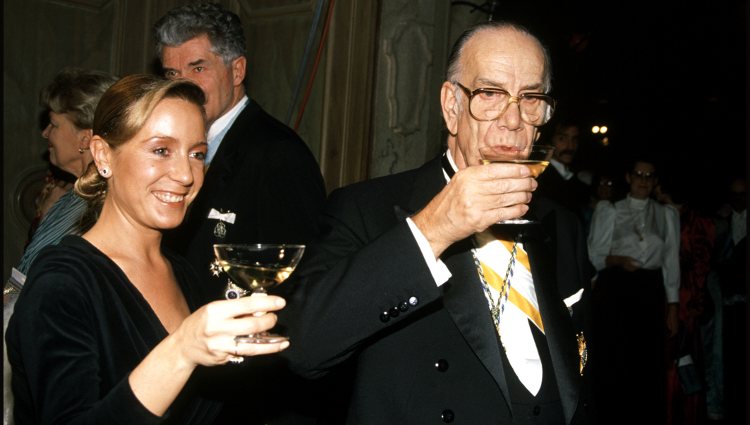 Camilo José Cela y Marina Castaño brindando en los Premios Nobel de 1989