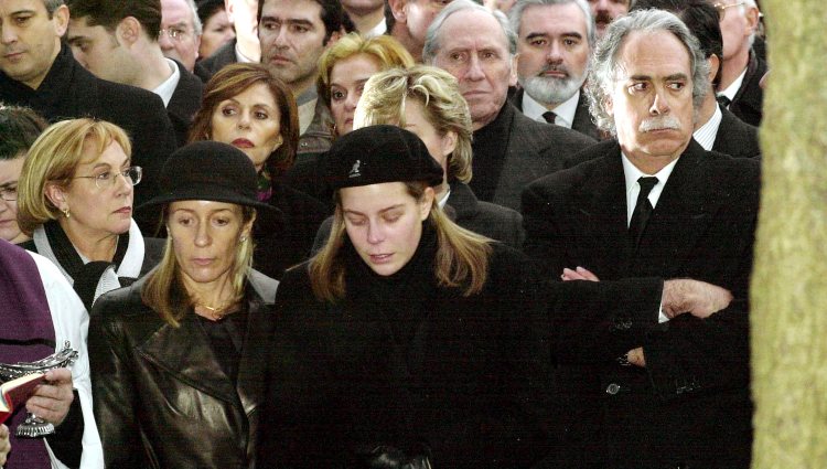 Marina Castaño con su hija y Camilo José Cela Conde en el funeral de Camilo José Cela