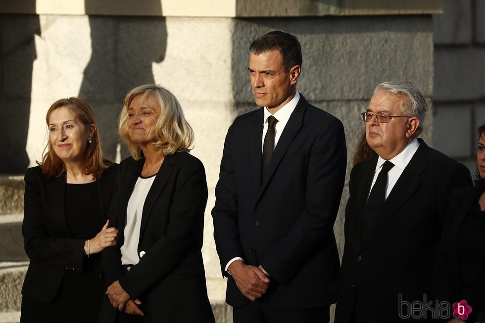 Pedro Sánchez y Ana Pastor junto a la viuda de Alfredo Pérez Rubalcaba, Pilar Goya