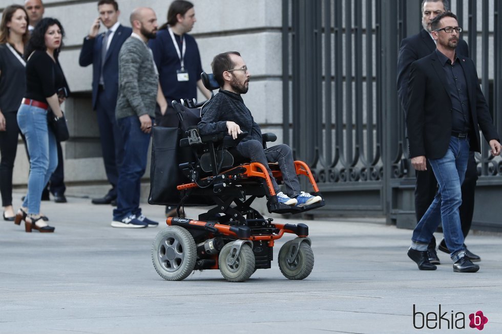 Pablo Echenique llegando a la capilla ardiente de Alfredo Pérez Rubalcaba en el Congreso de los Diputados en Madrid