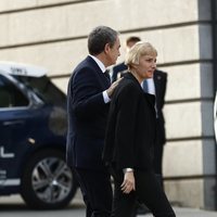 José Luis Rodríguez Zapatero y su mujer, Sonsoles Espinosa, en la capilla ardiente de Alfredo Pérez Rubalcaba en el Congreso de los Diputados en Madrid