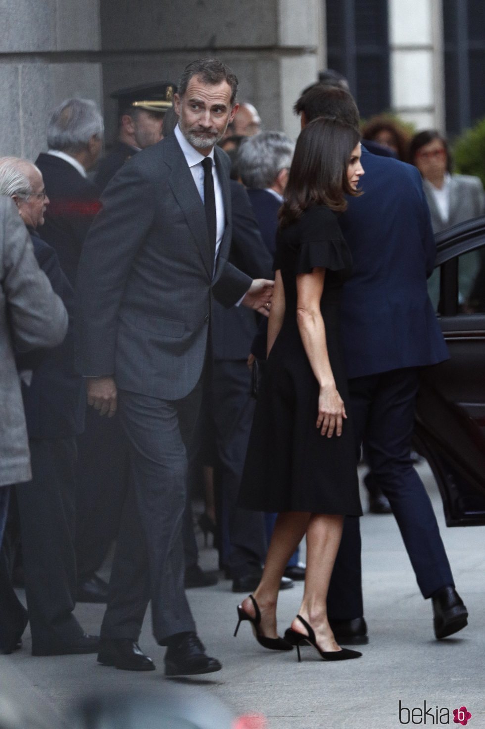 El Rey Felipe VI, y la Reina Letizia a su llegada a la capilla ardiente de Alfredo Pérez Rubalcaba en el Congreso de los Diputados en Madrid