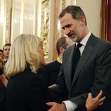 El Rey Felipe VI dando el pésame a Pilar Goya en la capilla ardiente de su marido, Alfredo Pérez Rubalcaba en el Congreso de los Diputados en Madrid