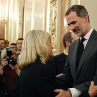 El Rey Felipe VI dando el pésame a Pilar Goya en la capilla ardiente de su marido, Alfredo Pérez Rubalcaba en el Congreso de los Diputados en Madrid