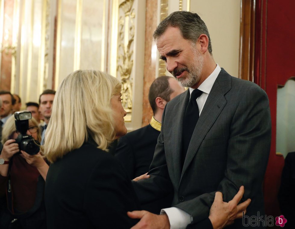 El Rey Felipe VI dando el pésame a Pilar Goya en la capilla ardiente de su marido, Alfredo Pérez Rubalcaba en el Congreso de los Diputados en Madrid