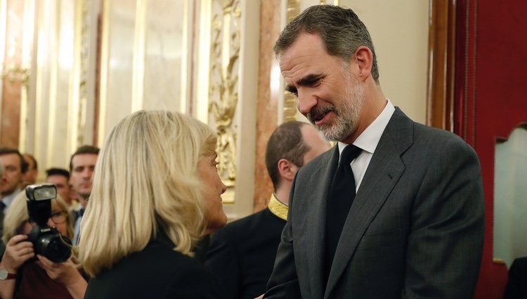 El Rey Felipe VI dando el pésame a Pilar Goya en la capilla ardiente de su marido, Alfredo Pérez Rubalcaba en el Congreso de los Diputados en Madrid