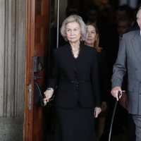 Los reyes eméritos Juan Carlos y Sofía a su salida de la capilla ardiente de Alfredo Pérez Rubalcaba en el Congreso de los Diputados en Madrid