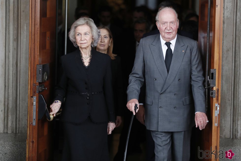 Los reyes eméritos Juan Carlos y Sofía a su salida de la capilla ardiente de Alfredo Pérez Rubalcaba en el Congreso de los Diputados en Madrid