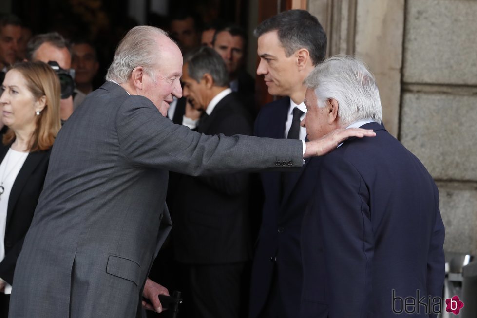 El rey emérito Juan Carlos, Felipe González y Pedro Sánchez en la capilla ardiente de Alfredo Pérez Rubalcaba en el Congreso de los Diputados en Madrid