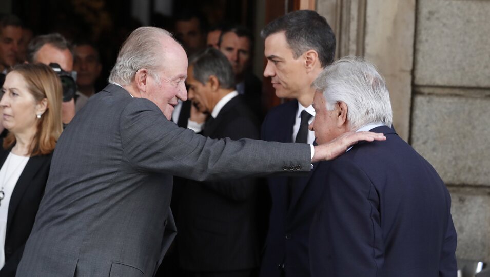 El rey emérito Juan Carlos, Felipe González y Pedro Sánchez en la capilla ardiente de Alfredo Pérez Rubalcaba en el Congreso de los Diputados en Madrid