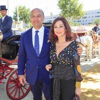 Ana Rosa Qintana junto a su marido, Juan Muñoz, en la Feria de Abril 2019