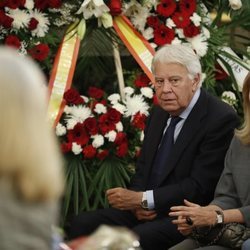 Felipe González y Mar García Vaquero en la capilla ardiente de Alfredo Pérez Rubalcaba en el Congreso de los Diputados en Madrid