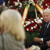 Felipe González y Mar García Vaquero en la capilla ardiente de Alfredo Pérez Rubalcaba en el Congreso de los Diputados en Madrid