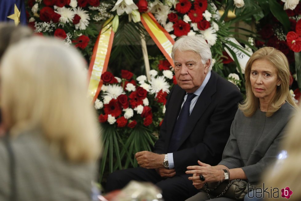 Felipe González y Mar García Vaquero en la capilla ardiente de Alfredo Pérez Rubalcaba en el Congreso de los Diputados en Madrid