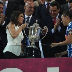 La Reina Letizia entrega la Copa de la Reina al equipo femenino de la Real Sociedad el 11 de mayo de 2019