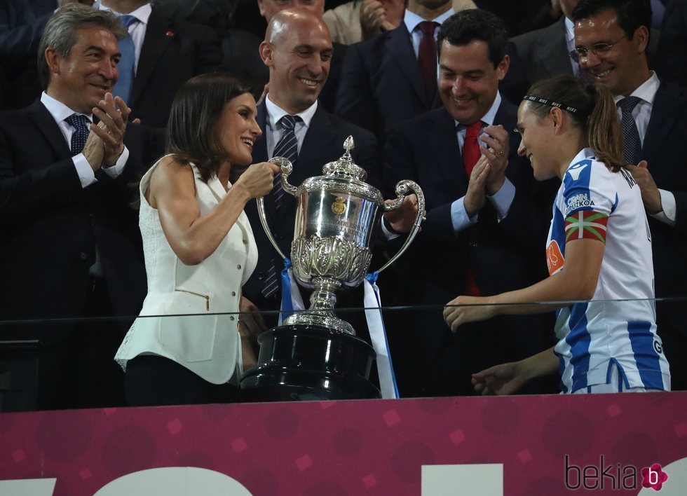 La Reina Letizia entrega la Copa de la Reina al equipo femenino de la Real Sociedad el 11 de mayo de 2019