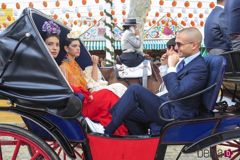 Las modelos Rocío Crusset y Marta Ortiz durante la Feria de Abril de Sevilla.