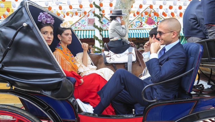 Las modelos Rocío Crusset y Marta Ortiz durante la Feria de Abril de Sevilla.